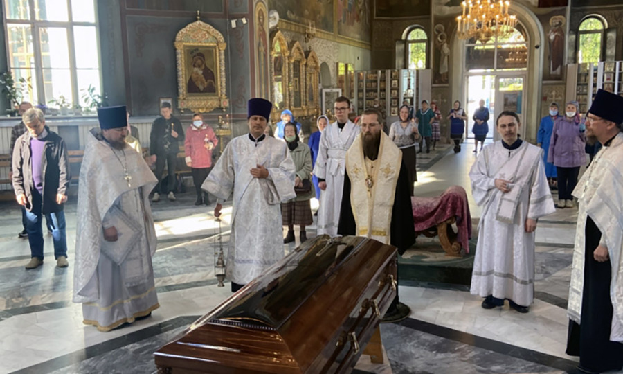Прощание с митрополитом Варнавой проходит в Покровско-Татианинском соборе