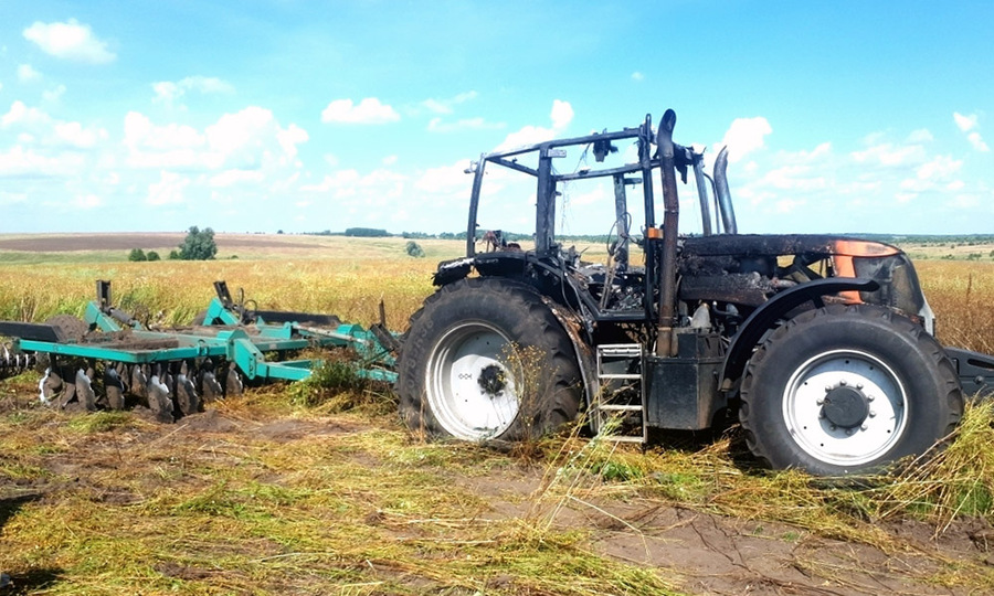 В Аликовском районе во время полевых работ загорелся трактор