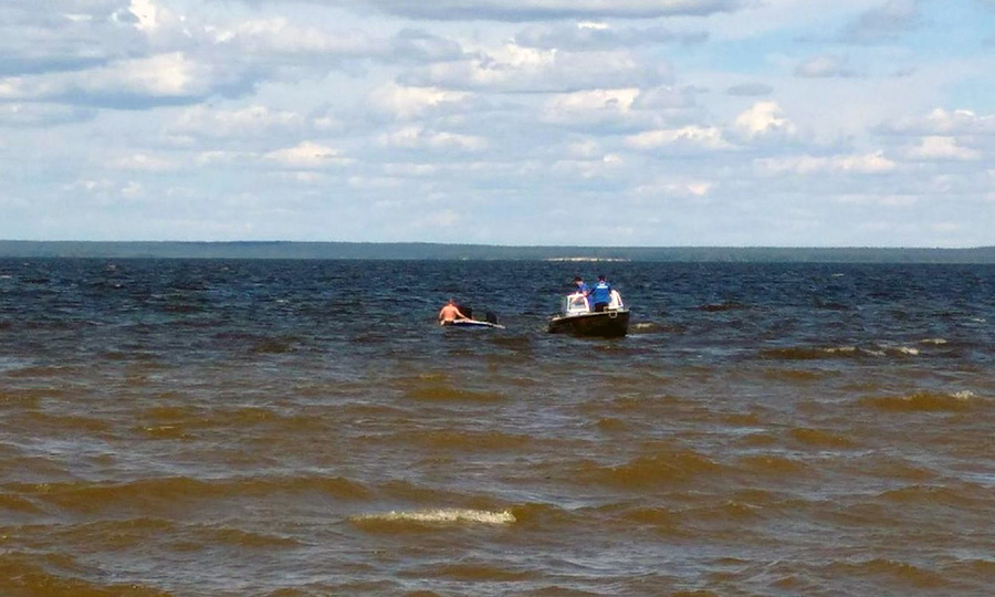 На Волге около Чебоксар спасатели помогли пассажирам катера добраться до берега