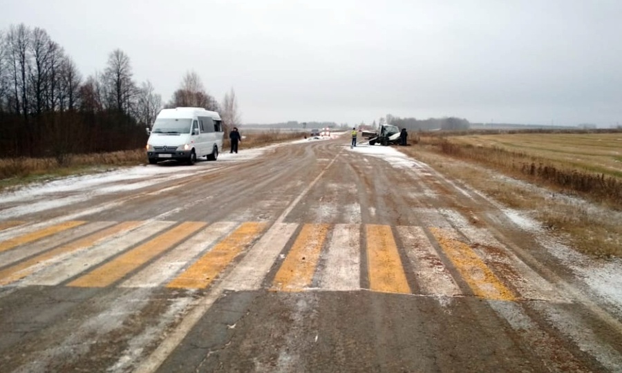 В Ядринском районе произошло ДТП c участием микроавтобуса и грузовика. Один человек погиб