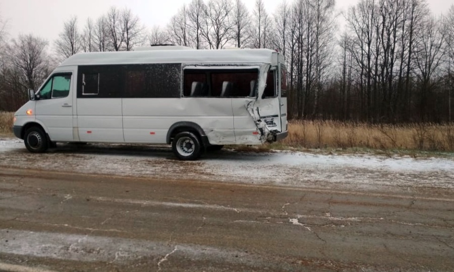 В Ядринском районе произошло ДТП c участием микроавтобуса и грузовика. Один человек погиб
