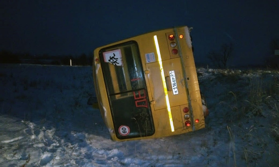 В Аликовском районе школьный автобус съехал в кювет
