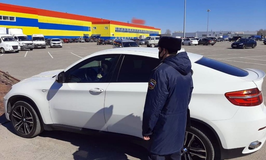 В Чувашии молодой человек после ареста BMW X6 выплатил всю задолженность