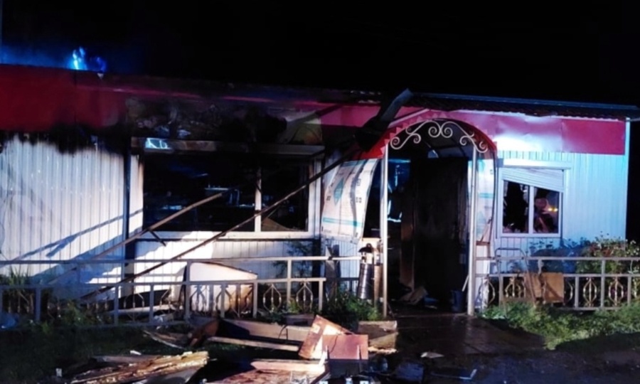 В Канашском районе подожгли «Калину» и магазин