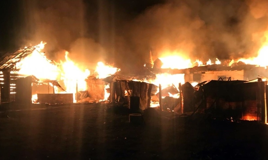 В Урмарском районе загорелись сразу три частных дома