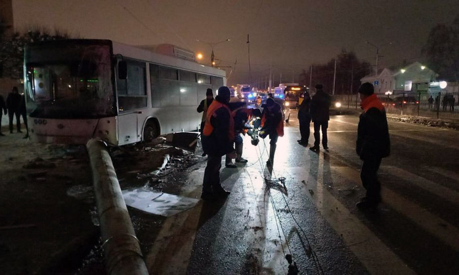 В Чебоксарах автобус врезался в легковушку, а затем снес столб