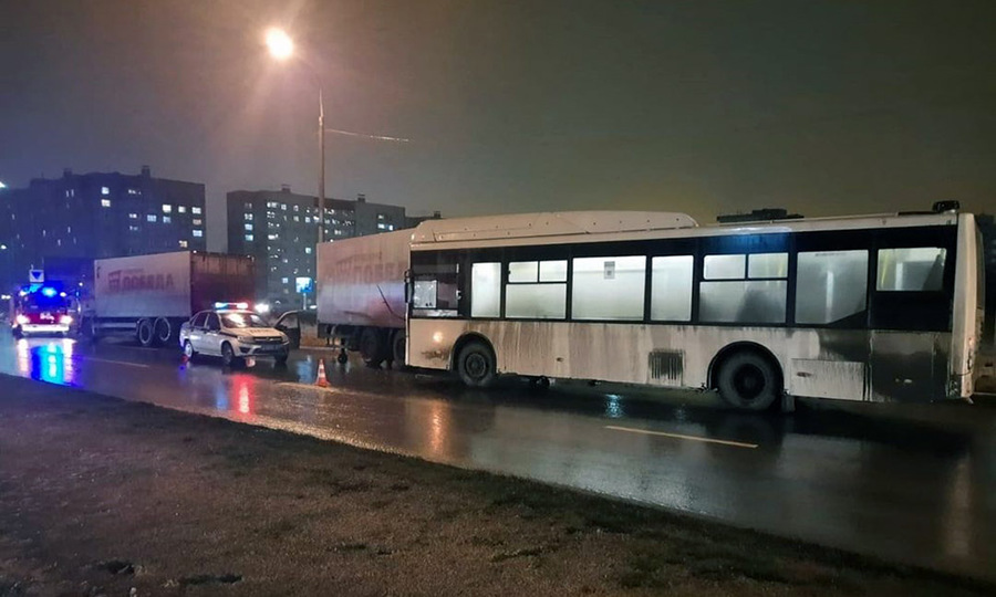 В Чувашии автобус врезался в прицеп. Есть пострадавшие