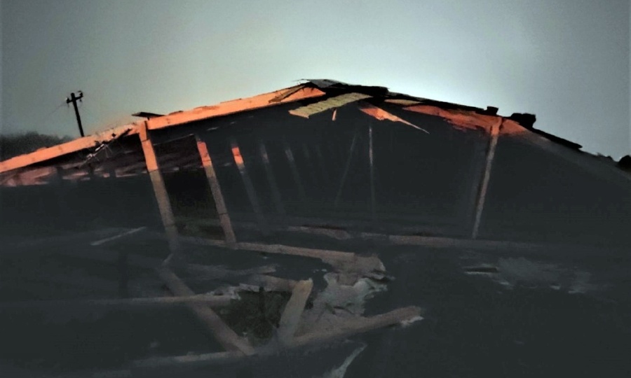 В Марпосаде из-за сильного ветра рухнула крыша многоэтажки