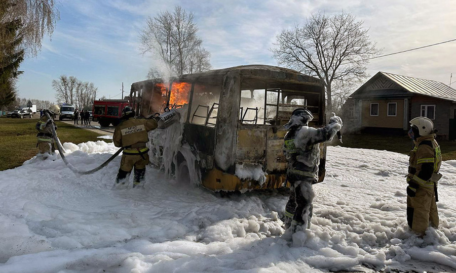 В Ядринском районе сгорел школьный автобус